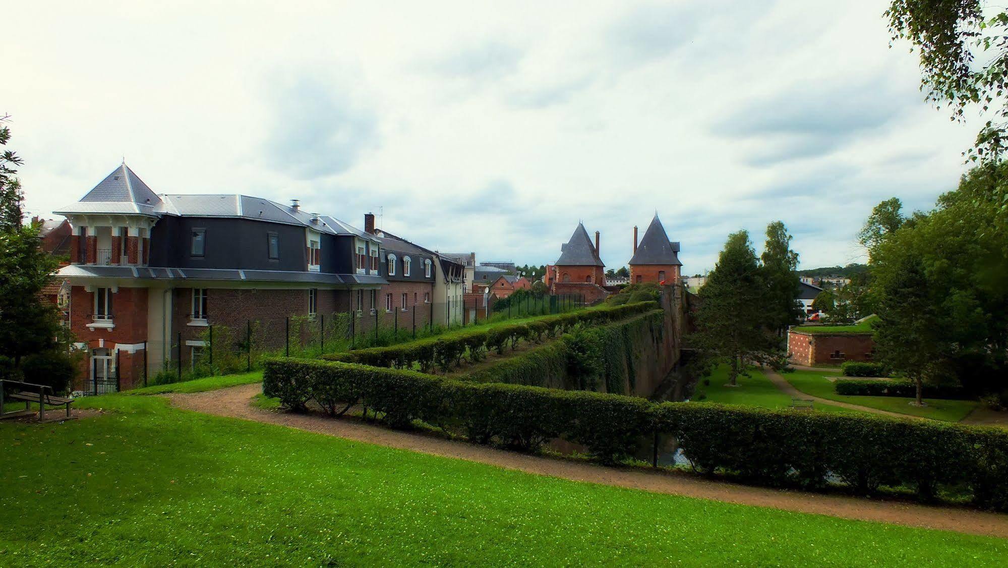 Auberge Des Remparts Peronne  Bagian luar foto